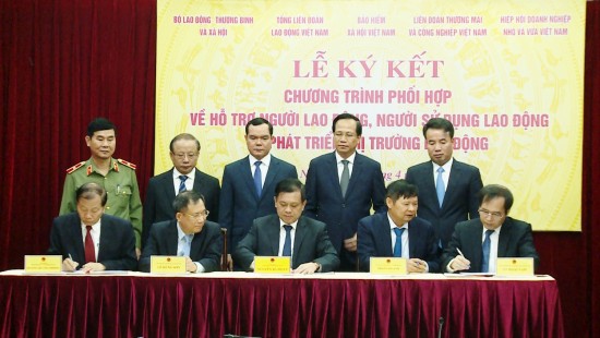 Chủ tịch Nguyễn Kim Hùng tham dự ký kết Chương trình phối hợp hỗ trợ người lao động, người sử dụng lao động và phát triển thị trường lao động, đảm bảo an sinh xã hội