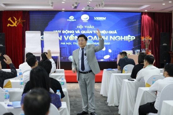 Diễn giả, Chuyên gia tài chính chủ tịch Tập đoàn Kim Nam ông Nguyễn Kim Hùng chia sẻ tại Hội thảo “ 𝗛𝘂𝘆 đ𝗼̣̂𝗻𝗴 𝘃𝗮̀ 𝗾𝘂𝗮̉𝗻 𝘁𝗿𝗶̣ 𝗵𝗶𝗲̣̂𝘂 𝗾𝘂𝗮̉ 𝗻𝗴𝘂𝗼̂̀𝗻 𝘃𝗼̂́𝗻 𝗱𝗼𝗮𝗻𝗵 𝗻𝗴𝗵𝗶𝗲̣̂𝗽”