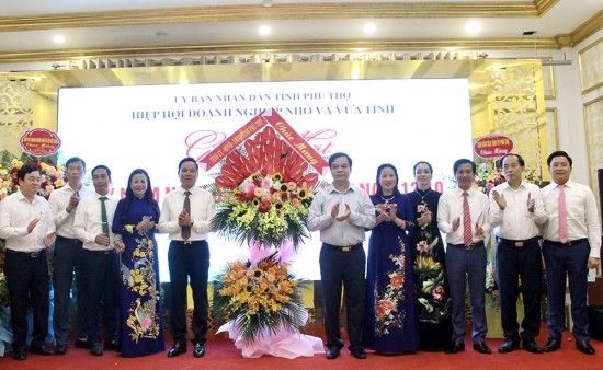Đại diện Kim Nam Group tham dự chương trình kỷ niệm ngày Doanh nhân Việt Nam của hiệp hội doanh nghiệp tỉnh Phú Thọ