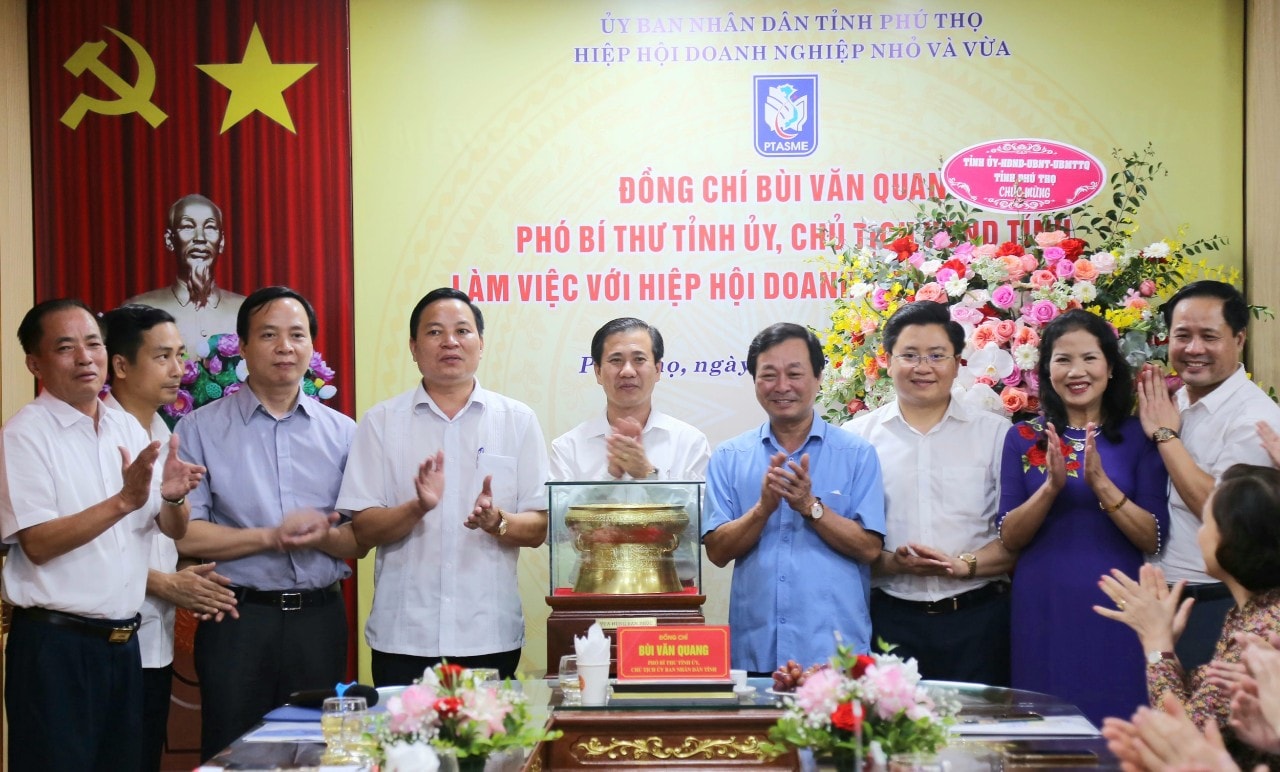 Chủ tịch Nguyễn Kim Hùng làm việc trực tiếp cùng Chủ tịch UBND tỉnh Phú Thọ đồng chí Bùi Văn Quang  tại văn phòng Hiệp hội Doanh nghiệp nhỏ và vừa tỉnh Phú Thọ