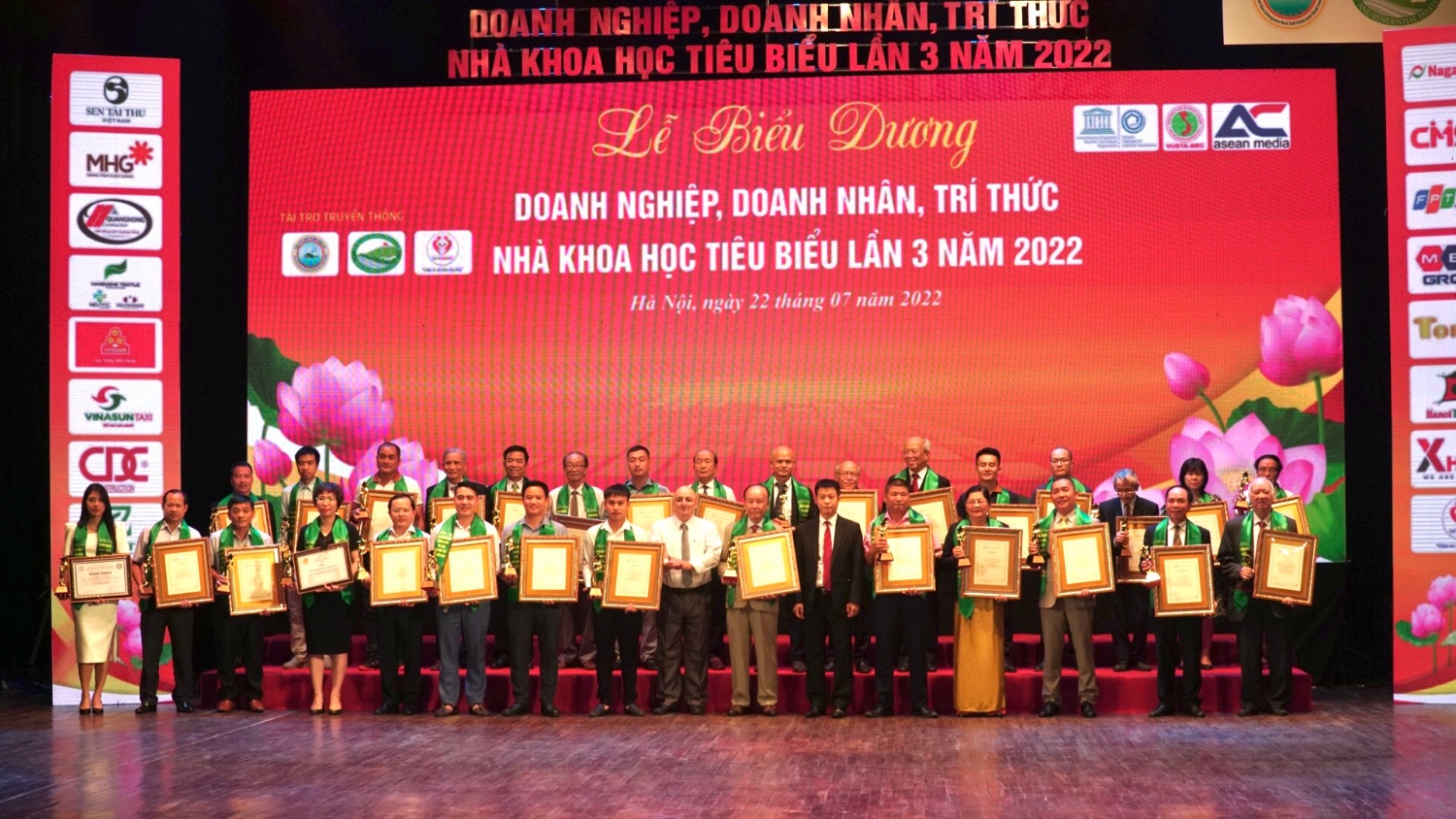 Tập đoàn Kim Nam vinh dự được nhận bằng khen biểu dương Doanh nghiệp, Doanh nhân, Tri thức, Nhà khoa học tiêu biểu lần 3 năm 2022