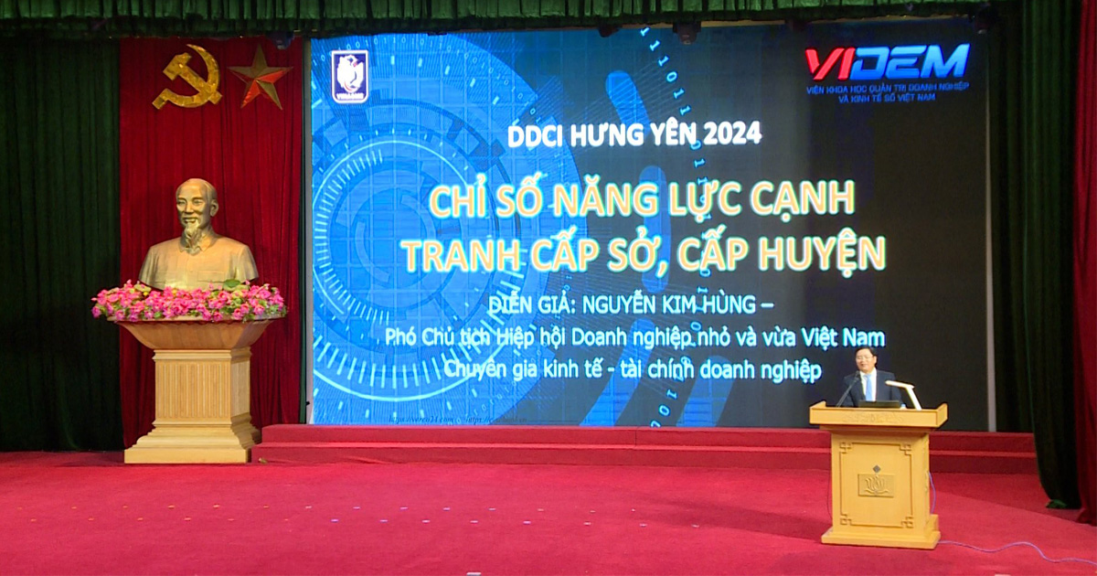 Chủ tịch Nguyễn Kim Hùng chia sẻ góc nhìn chuyên gia tại Hội nghị “Tập huấn về Công tác nâng cao năng lực cạnh tranh cấp sở, cấp huyện năm 2024 tại tỉnh Hưng Yên”